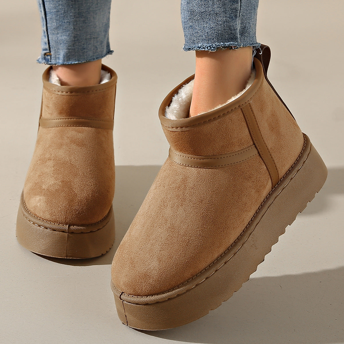 Fleece-lined Thick-soled Outdoor Shoes With Integrated Leather And Fur For Warmth.
