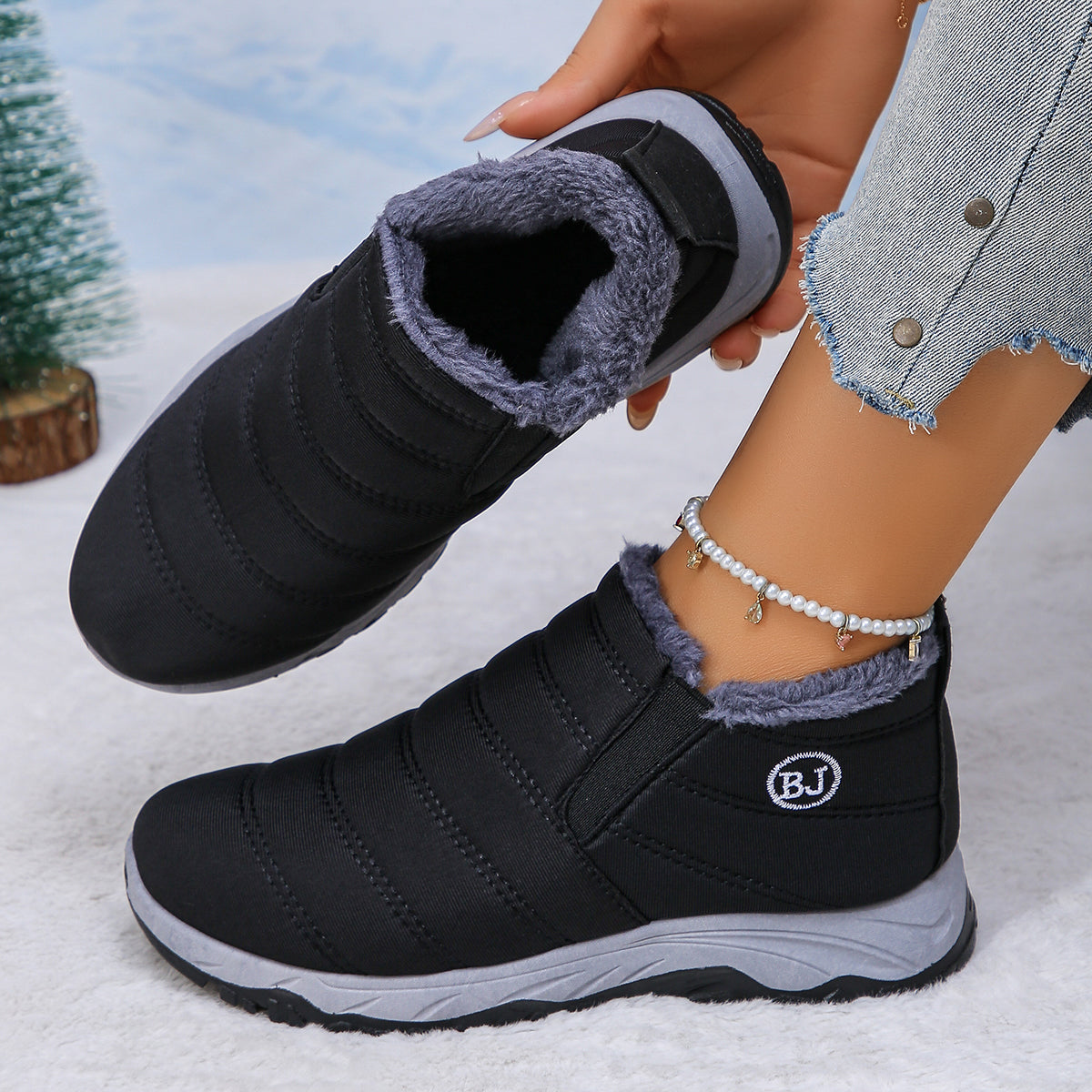 CIORWomensSnowBootsupperismadeofwaterproofPUorwarmsuedetheinsideisfullylinedwithhighqualityfauxfurwhichiswarmandcomfortablethesolidmoldedrubbersoleisdurableandhasantislipdesignwithdeeptreadwhichissuit