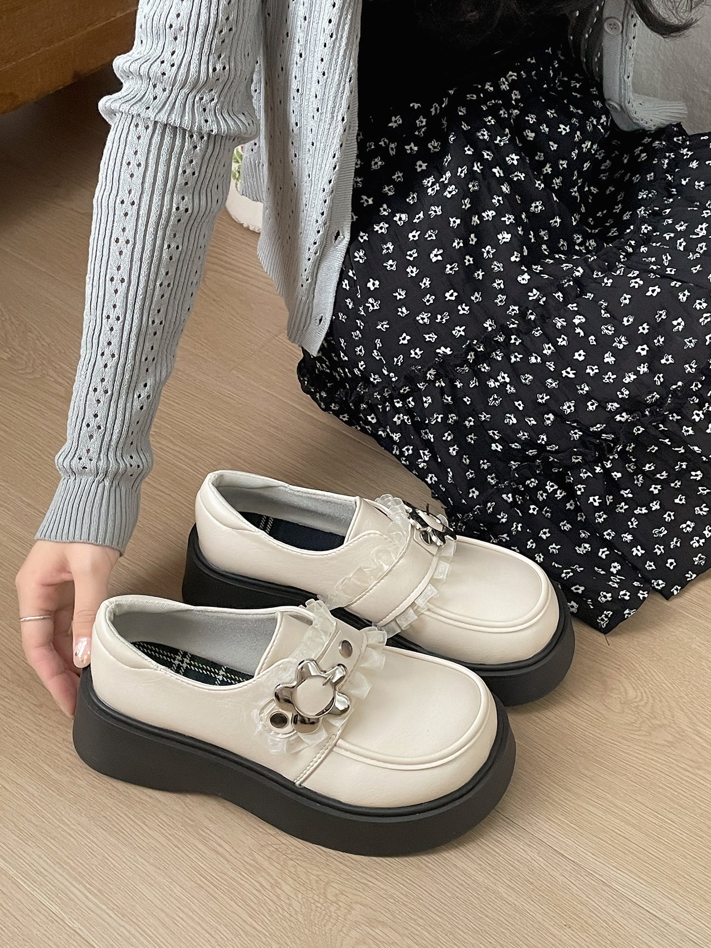 White Retro British Style Thick Soled High Rise Small Leather Shoes