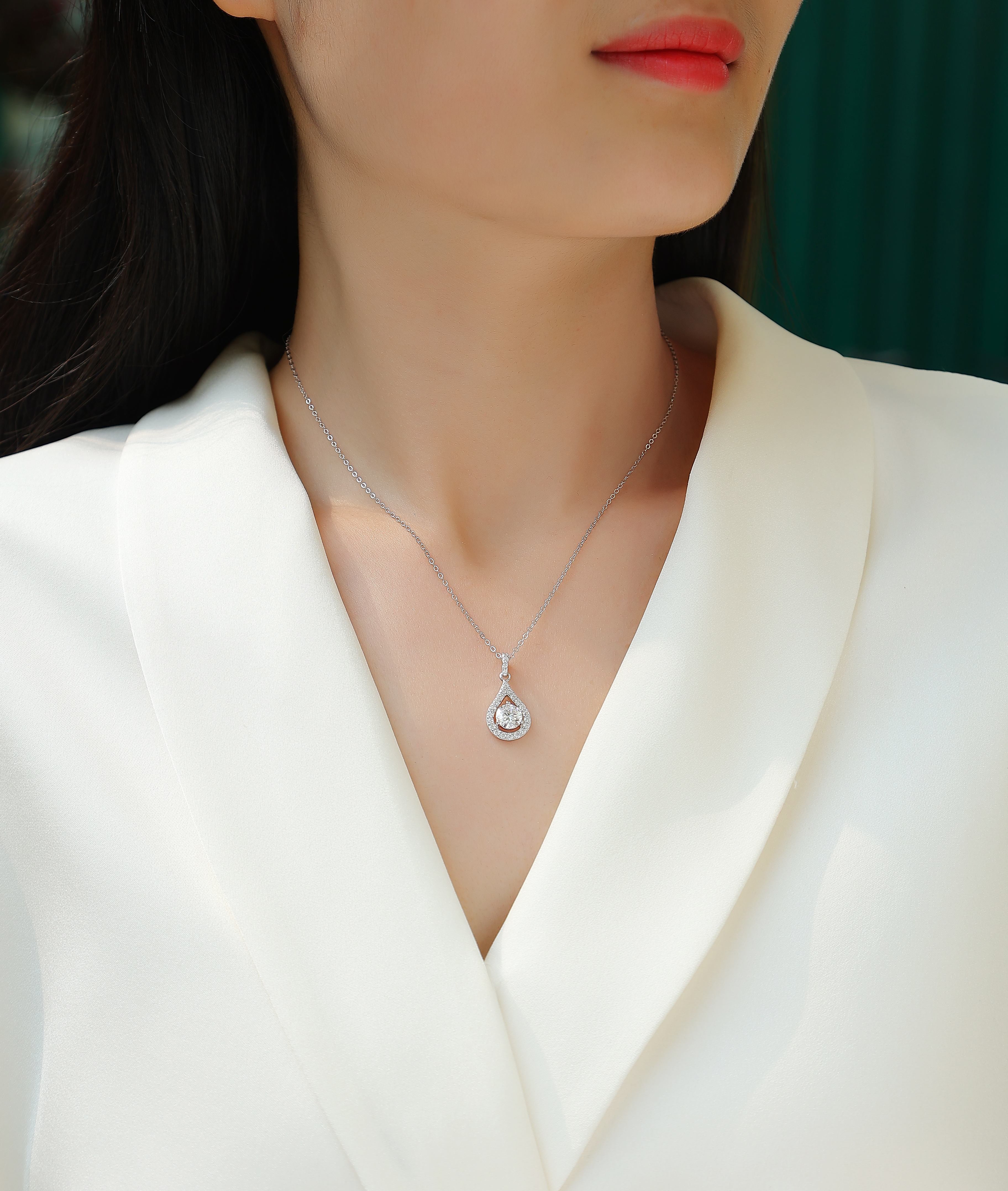 The Charm Of The Heart - A Fashionable And Light Luxury Jewelry Pendant Necklace Set With Top-quality Moissanite, S925 Silver Plated Platinum