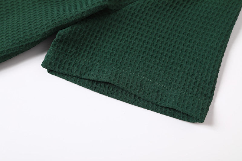Polo con risvolto verde scuro e motivo a nido d'ape retrò - Una maglia casual a maniche corte con texture traspirante