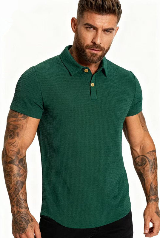 Polo con risvolto verde scuro e motivo a nido d'ape retrò - Una maglia casual a maniche corte con texture traspirante