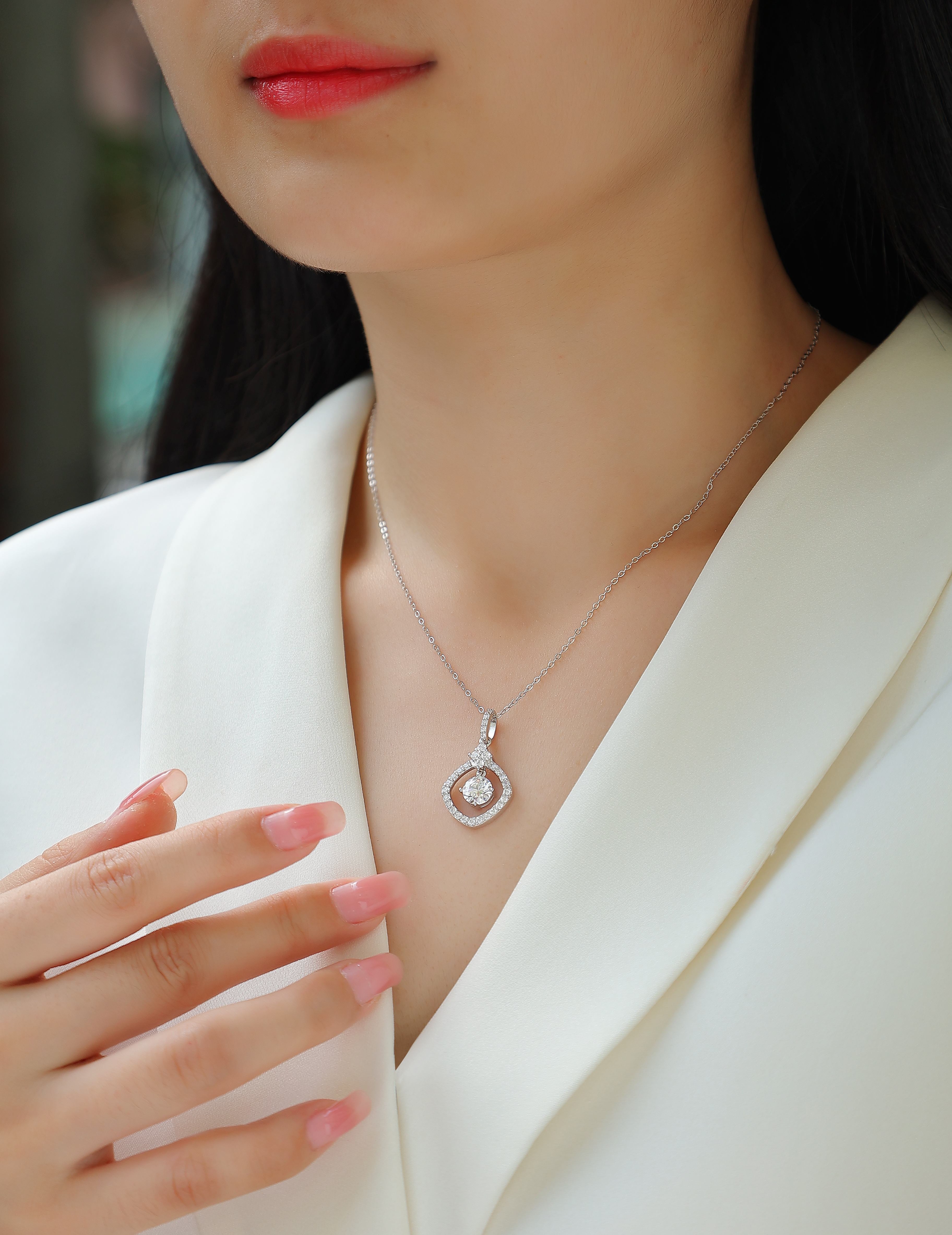 Starlight Heart Language - A Fashionable And Light Luxury Jewelry Pendant Necklace Set With Top-quality Moissanite, S925 Silver Plated Platinum