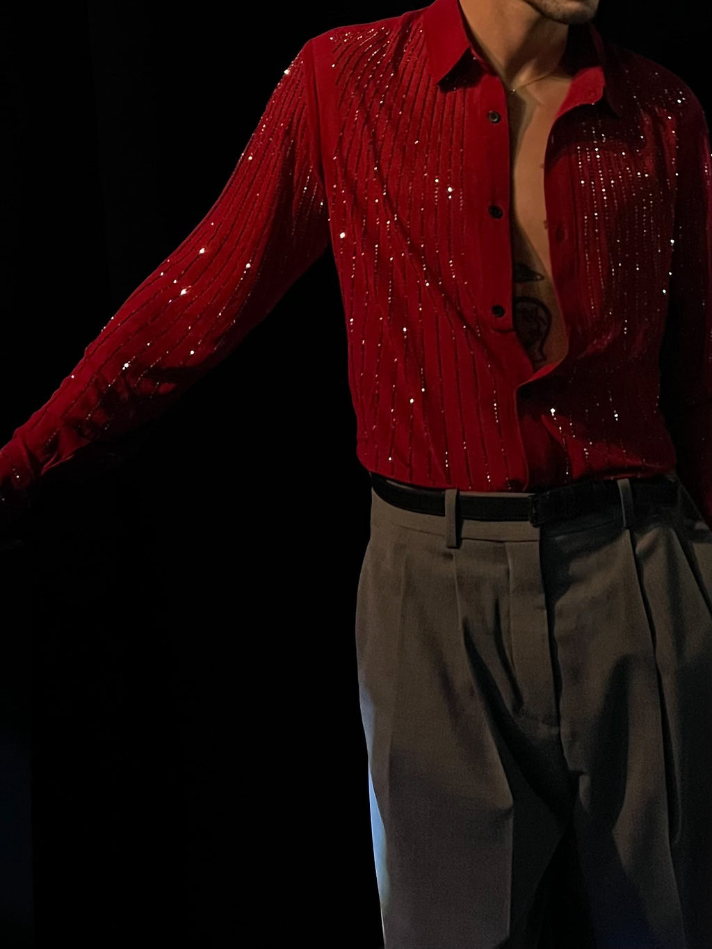 Camicia a maniche lunghe con righe di paillettes rosse