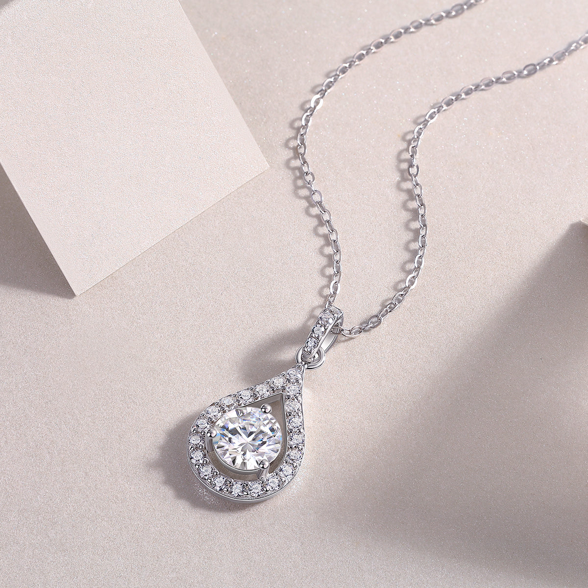 The Charm Of The Heart - A Fashionable And Light Luxury Jewelry Pendant Necklace Set With Top-quality Moissanite, S925 Silver Plated Platinum