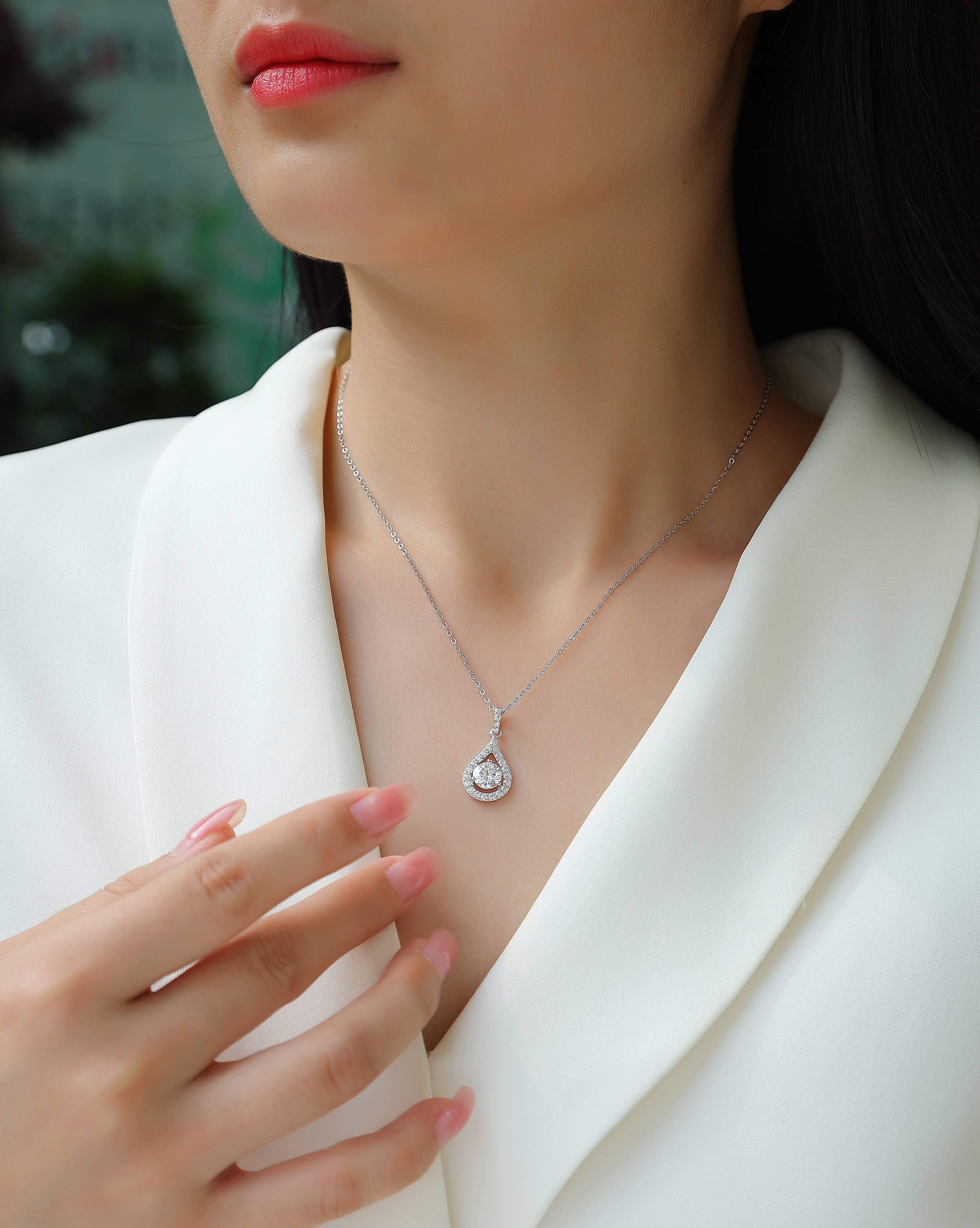 The Charm Of The Heart - A Fashionable And Light Luxury Jewelry Pendant Necklace Set With Top-quality Moissanite, S925 Silver Plated Platinum
