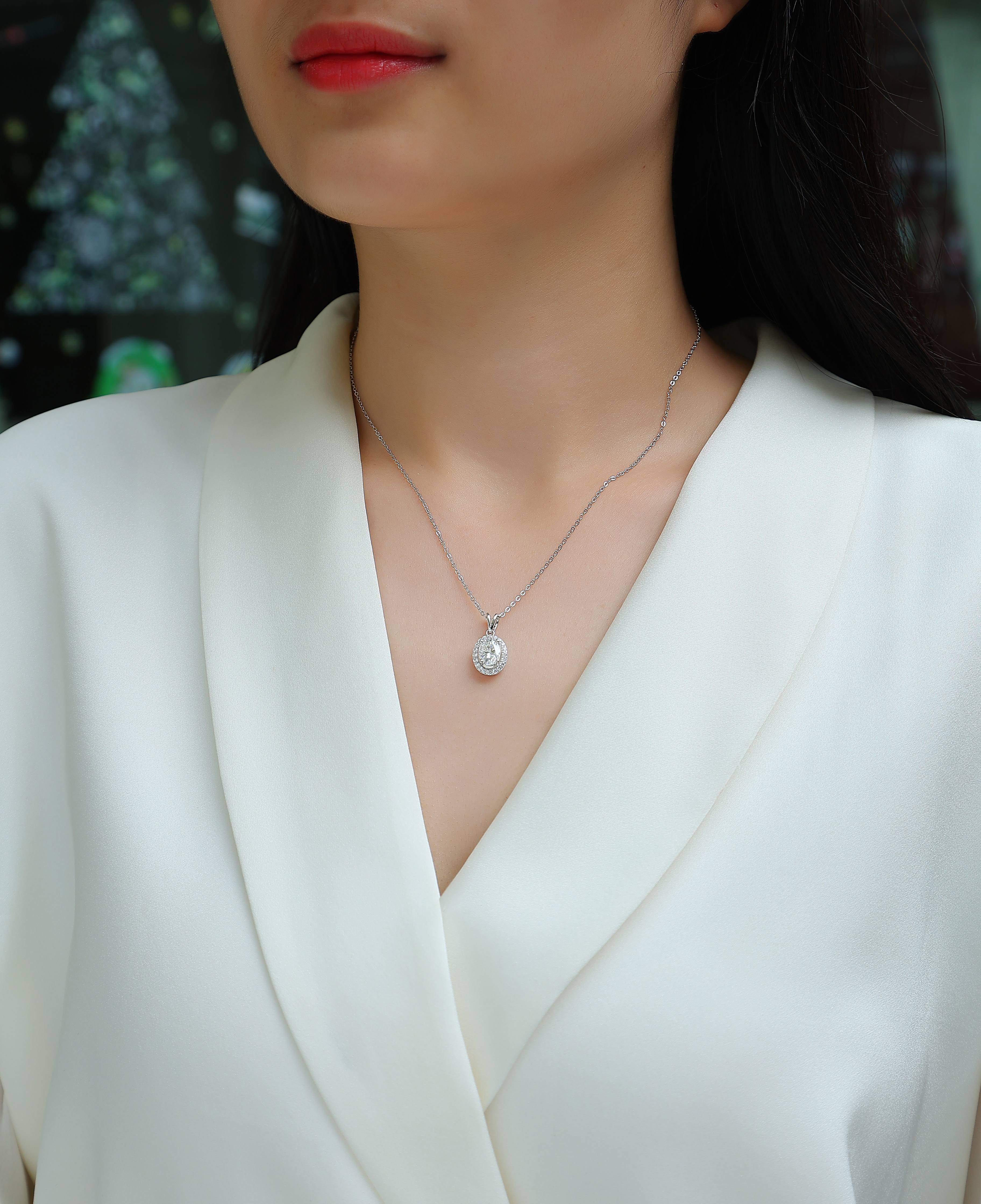 V-shaped Infinity - Top-quality Moissanite Fashionable Light Luxury Jewelry Pendant Necklace S925 Silver Plated Platinum