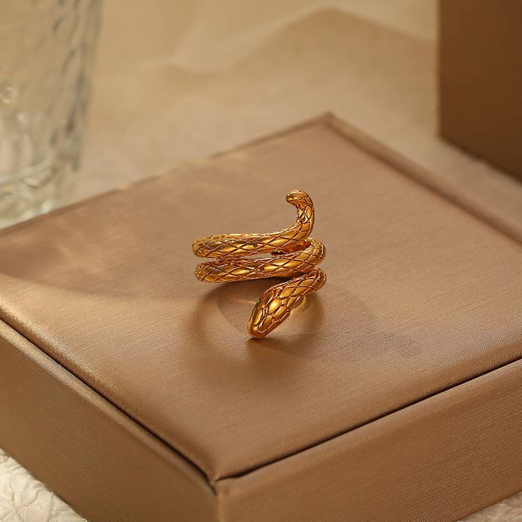 Cool, Minimalist Snake Ring For Women
