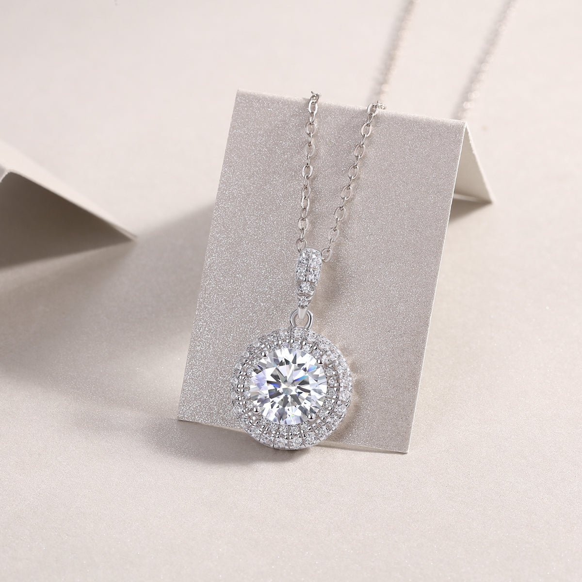 Sweetheart Halo - A Fashionable And Light Luxury Jewelry Pendant Necklace Set With Top-quality Moissanite, S925 Silver Plated Platinum