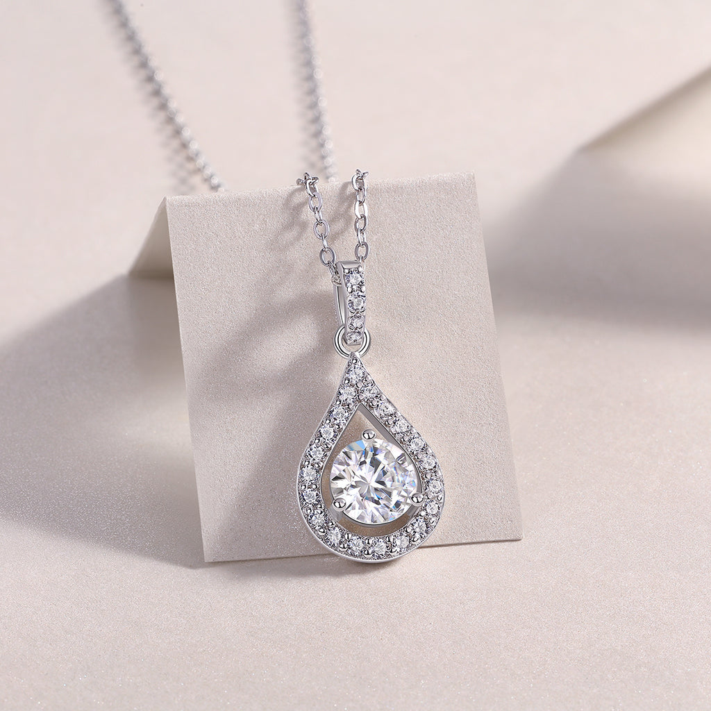 The Charm Of The Heart - A Fashionable And Light Luxury Jewelry Pendant Necklace Set With Top-quality Moissanite, S925 Silver Plated Platinum
