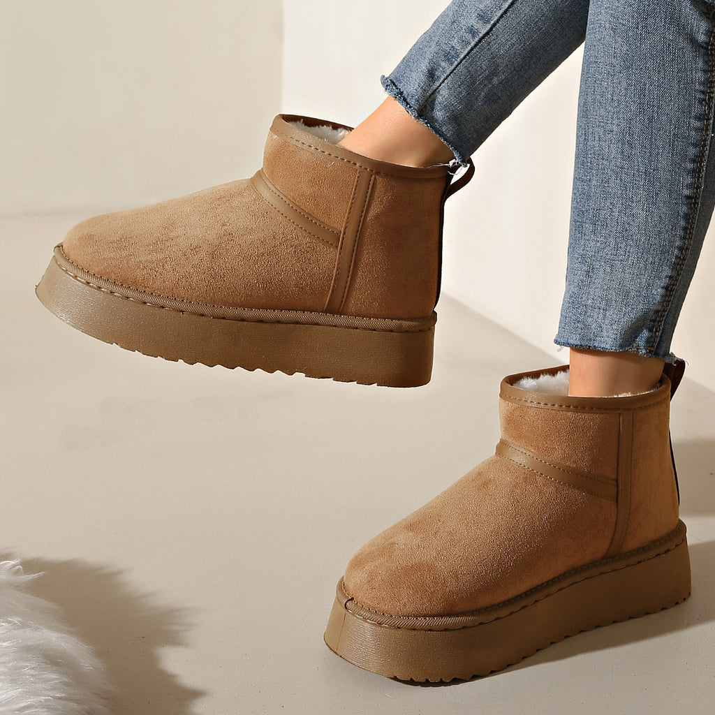 Fleece-lined Thick-soled Outdoor Shoes With Integrated Leather And Fur For Warmth.