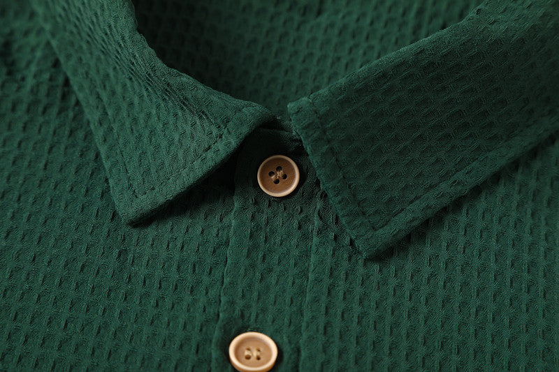 Polo con risvolto verde scuro e motivo a nido d'ape retrò - Una maglia casual a maniche corte con texture traspirante